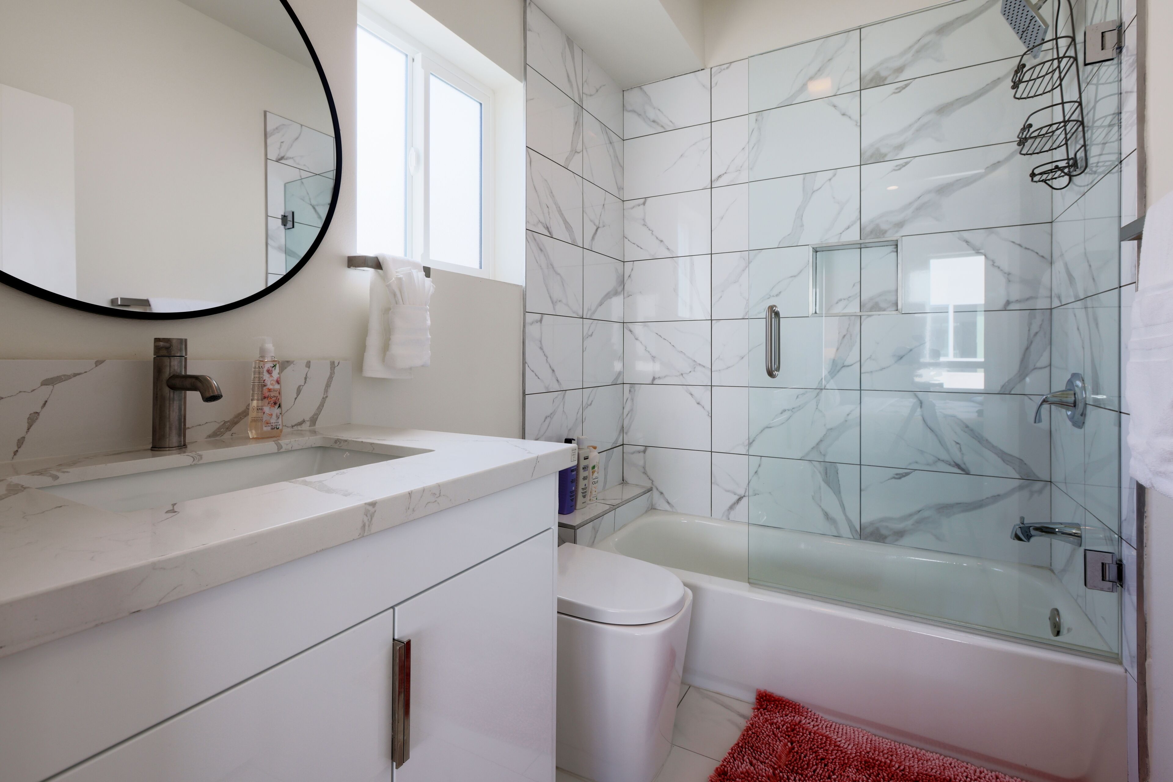 Towels, shampoo, toilet paper