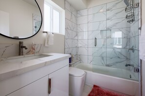 Serviettes fournies, shampoing, papier toilette