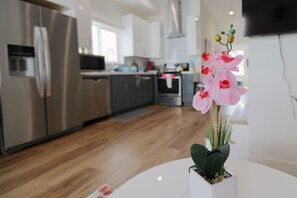 雪櫃、微波爐、焗爐、爐具