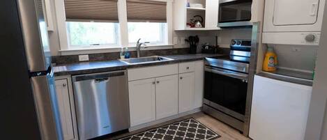 Jääkaappi, mikroaaltouuni, uuni, liesi