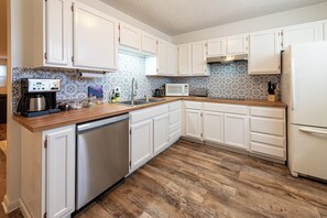 Microonde, piano cottura, lavastoviglie, macchina per tè/caffè