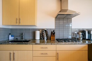 Fridge, oven, stovetop, coffee/tea maker