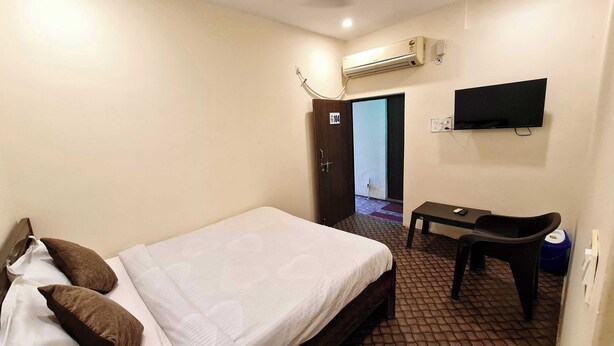 Classic Double or Twin Room - OYO Mishra Suites (Varanasi)