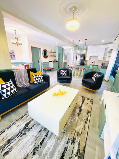 Asante Courts luxury at Namugongo, Kampala, Uganda. free wiifi, Netflix, parking