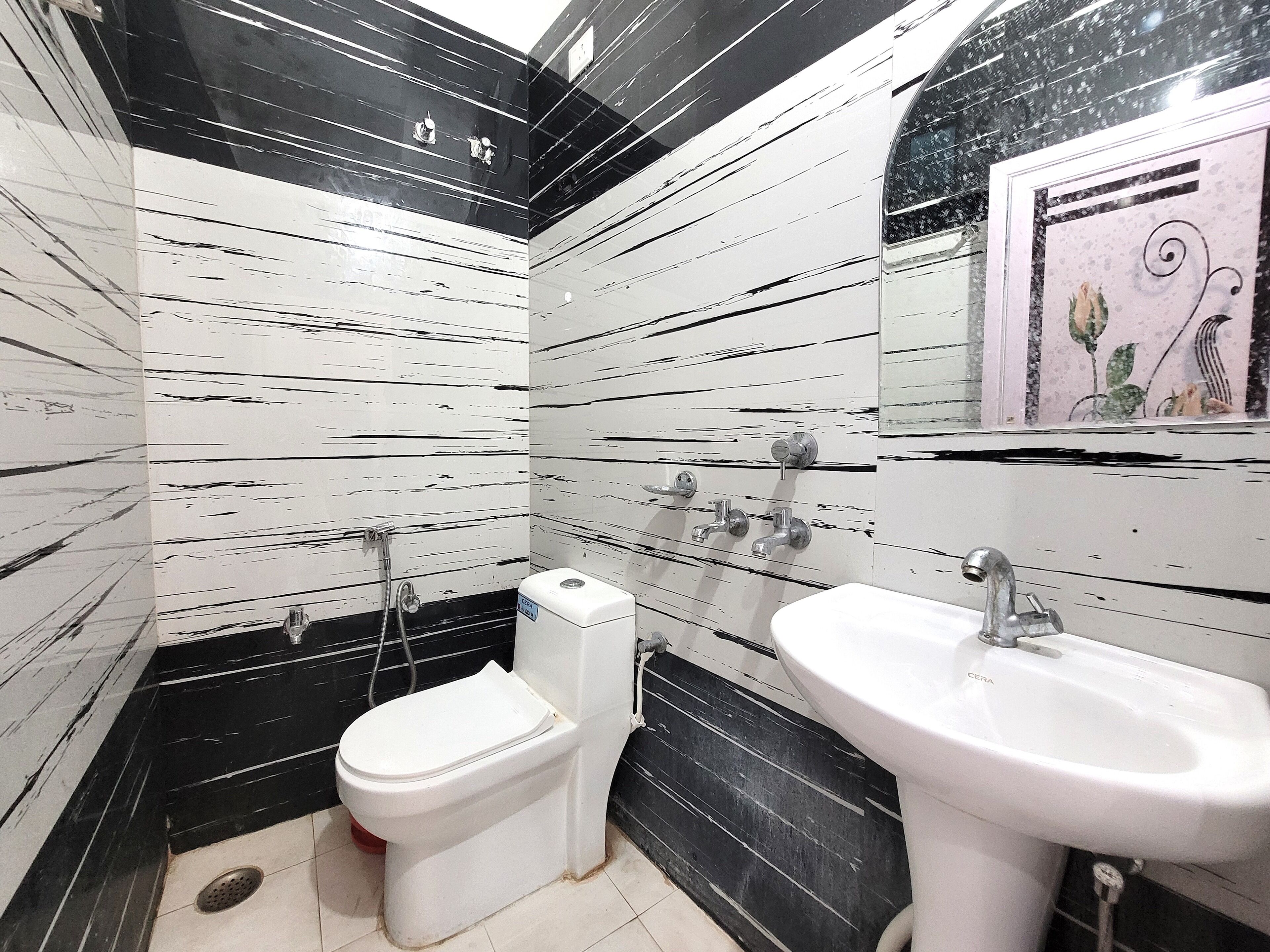 Basic Room | Bathroom | Shower, bidet, towels, soap