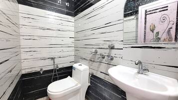 Basic Room | Bathroom | Shower, bidet, towels, soap