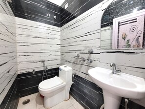 Habitación básica | Baño | Ducha, bidé, toallas y jabón