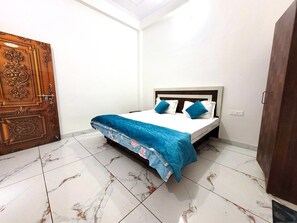 Deluxe Room | 1 bedroom, hypo-allergenic bedding, desk, laptop workspace