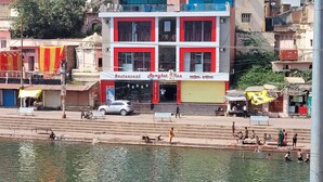 Un edificio de varios pisos con un restaurante en la planta baja.
