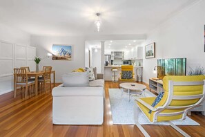 TV - Perfect 2-Bed Inner-City Home with Pool & BBQ Area (Clifton Hill)