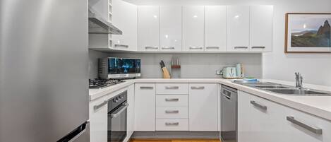 Kühlschrank, Mikrowelle, Ofen, Herdplatte