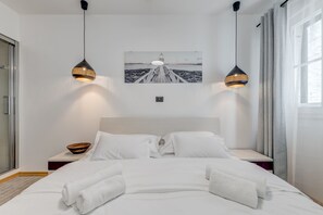 1 slaapkamer, een bureau, een strijkplank/strijkijzer, wifi