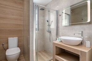 Dusche, Haartrockner, Handtücher, Seife