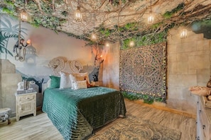 A bedroom with a green bedspread, decorative wall panels, and hanging lights. - Fs3947ha - 7 Bedroom Villa In Watersong, Sleeps Up To 14, Just 9 Miles To Disney (Davenport)