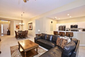 5 bedrooms, individually decorated, individually furnished - It2201 - 5 Villa in Windsor Hills Resort, Sleeps Up To 10, Just 3 Miles To Disney (Kissimmee)