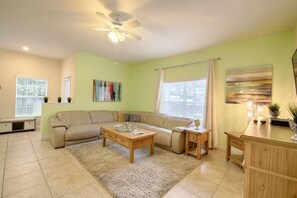 Una televisión de pantalla plana, una consola de videojuegos