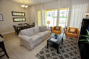 3 bedrooms, individually decorated, individually furnished - It3921 - 3 Townhome in Festival Resort, Sleeps Up To 12, Just 7 Miles To Disney (Davenport)