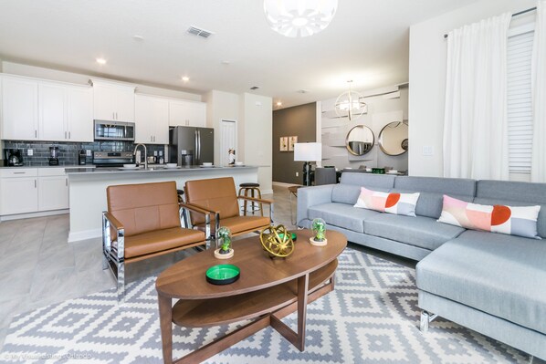 4 habitaciones, decoración personalizada y muebles diferentes 