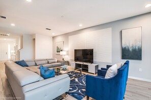 Télévision à écran plat, console de jeux vidéo