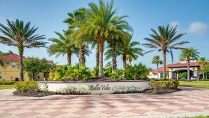 A landscaped area with palm trees and a paved walkway. - Fs9629ha - Bella Vida Resort - 4 Bed 3 Baths Townhouse (Kissimmee)