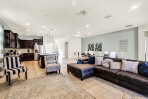 8 chambres, décoration personnalisée, ameublement personnalisé