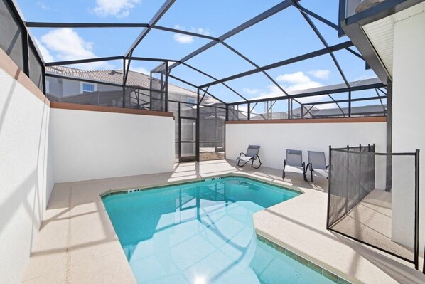 Una piscina al aire libre