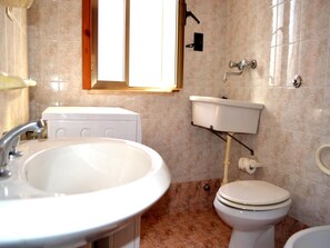 House, 3 Bedrooms, Smoking | Bathroom - Tanoshii Holiday Home on the Ground Floor With Outdoor Space and Parking Space (Melendugno)