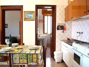 House, 3 Bedrooms, Smoking | Private kitchen