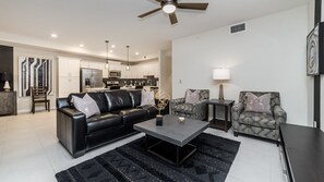 2 Schlafzimmer, individuell dekoriert, individuell eingerichtet