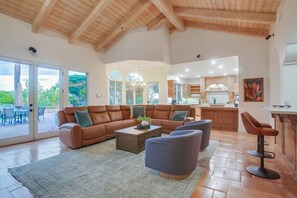 Smart-TV, Kamin, Tischfußball, Tischtennisplatte