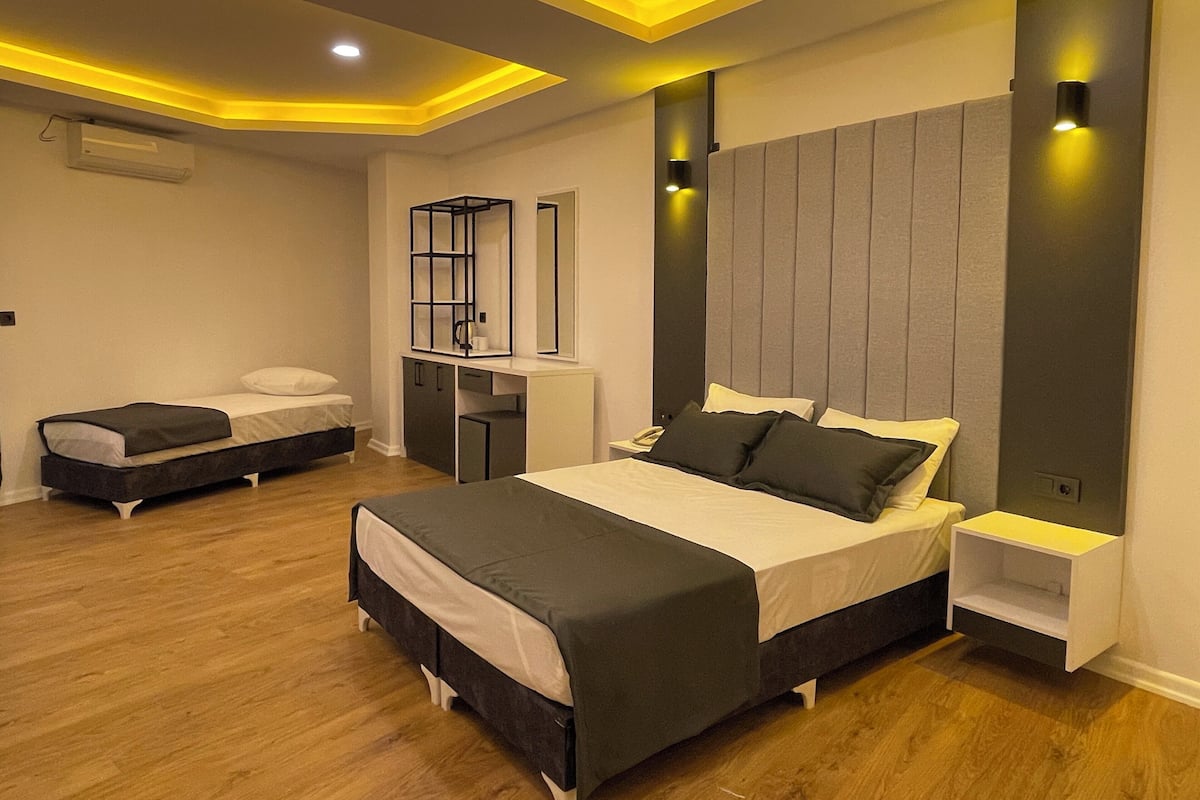 Habitación familiar | Artículos del minibar gratis y escritorio