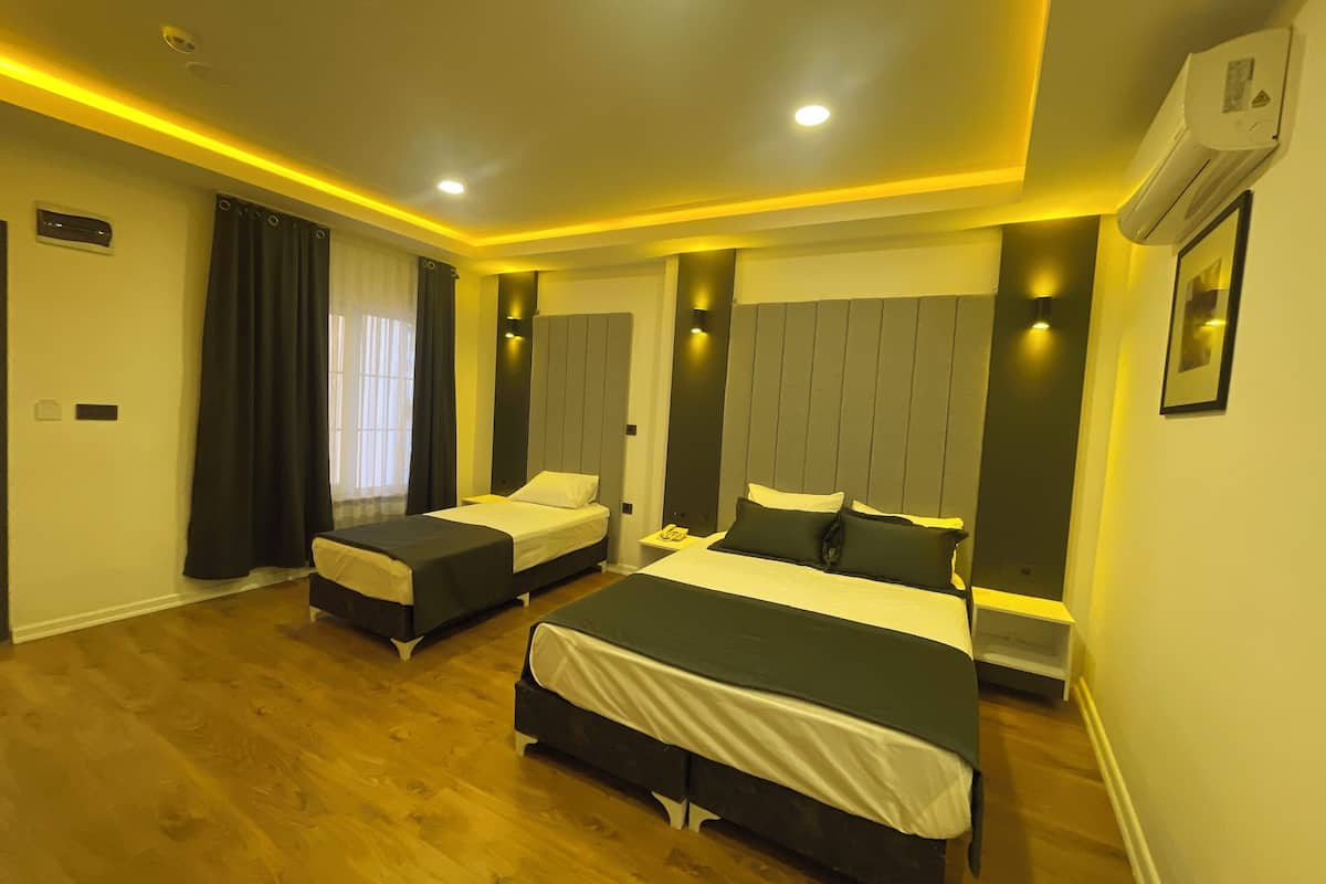 Habitación triple estándar | Artículos del minibar gratis y escritorio