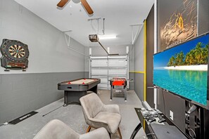Platt-tv och en tv-spelskonsol