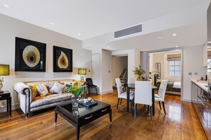 Una sala moderna con sofá, mesa de centro y comedor.