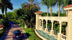 A road leading to a resort entrance with a sign reading "EMERALD ISLAND RESORT". - Grh14421ha - Emerald Island Resort - 5 Bed 3 Baths Villa (Kissimmee)