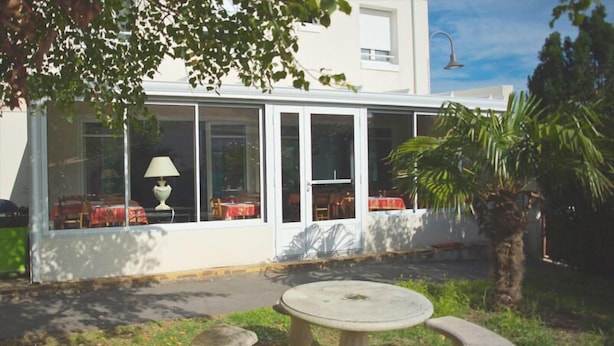 Un edificio con amplios ventanales y un patio techado.