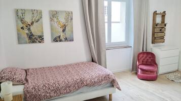 2 slaapkamers, een strijkplank/strijkijzer, reisbedje, gratis wifi