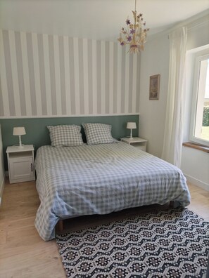 2 soverom, strykejern/-brett, reiseseng for barn og wi-fi (inkludert)