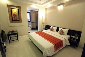 Deluxe Room | Desk, laptop workspace, soundproofing, free WiFi - Hotel Saar Inn (New Delhi)