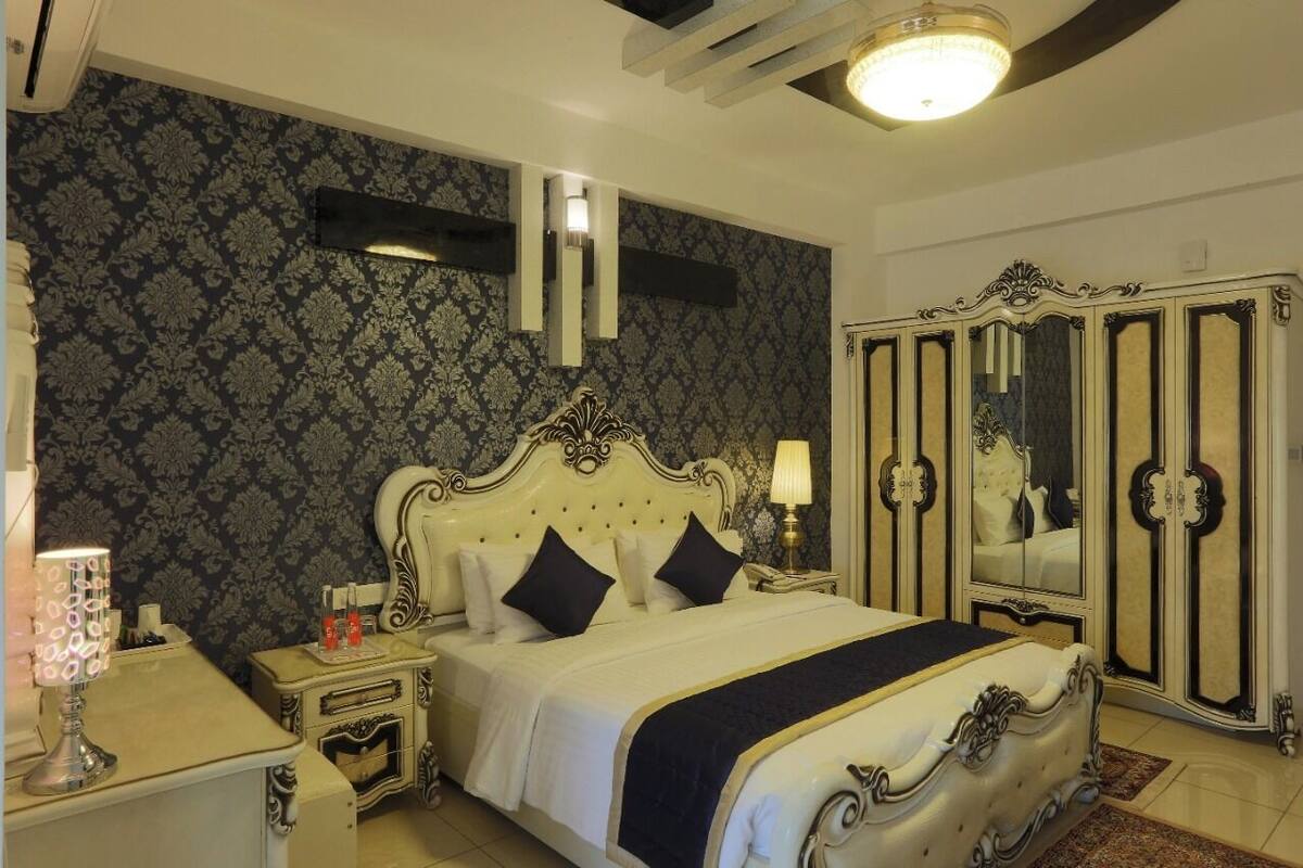 Traditional Suite | 1 bedroom, in-room safe, free WiFi