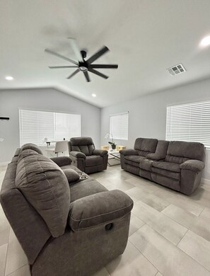 Smart TV, fireplace - NEW! Fully renovated spacious modern lux home. Near everything & Pet friendly!
(Phoenix)
