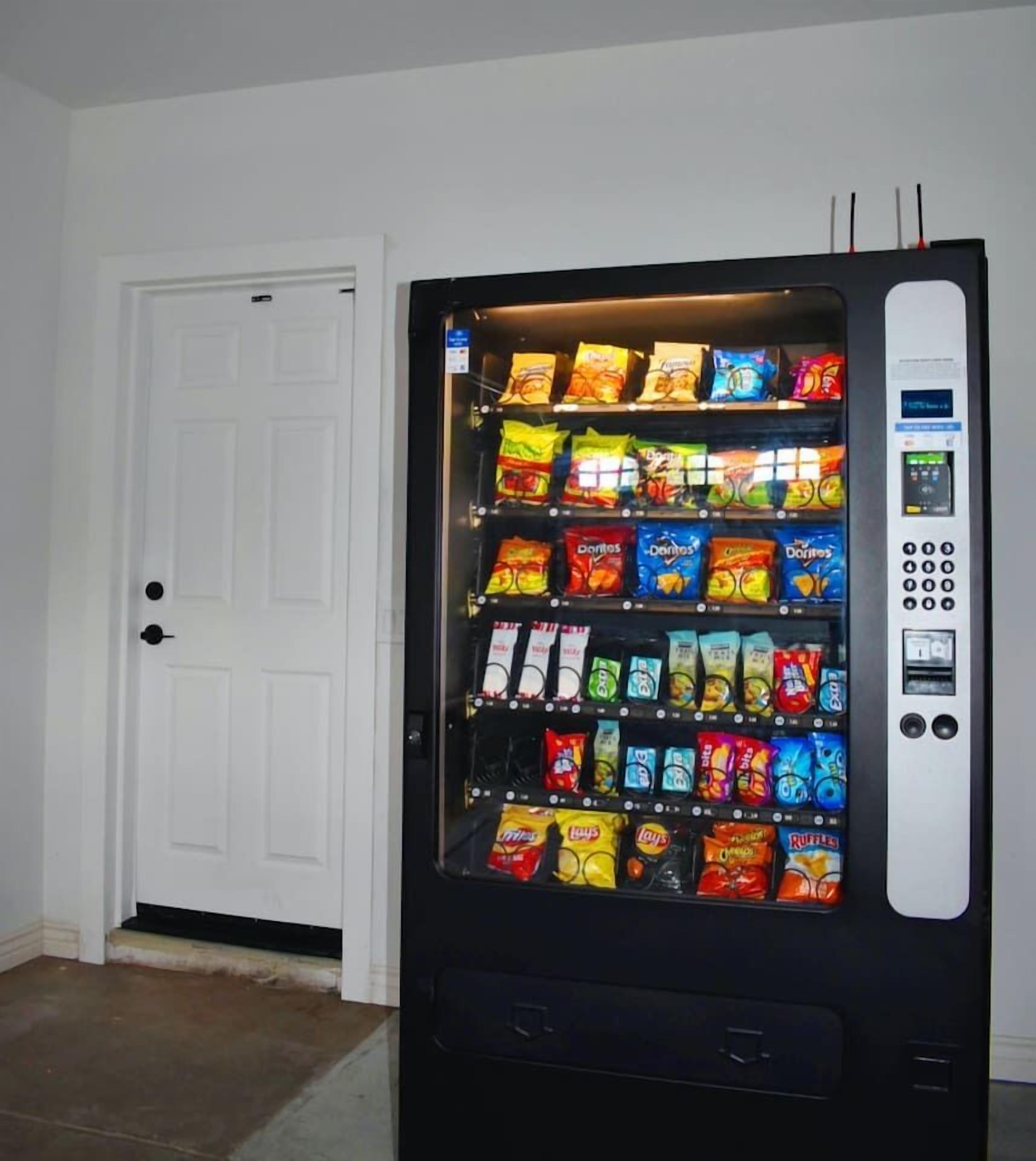 En automattankstation med snacks, en dörr och ett golv.
