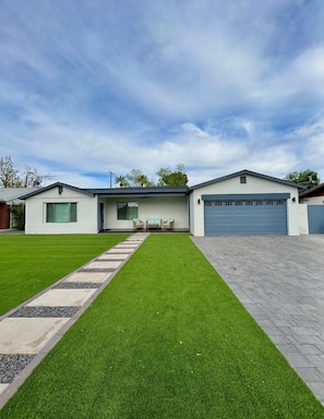 Exterior - NEW! Fully renovated spacious modern lux home. Near everything & Pet friendly!
(Phoenix)