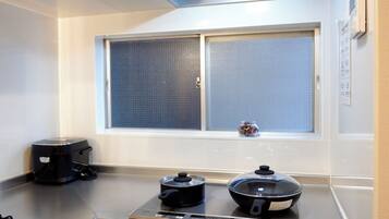 Full-size fridge, microwave, dishwasher, rice cooker