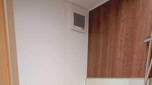 Un baño moderno con una bañera independiente, ducha integrada y panel de control en la pared.