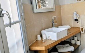 Douche, sèche-cheveux, serviettes fournies