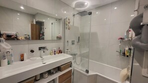 Shower, jetted tub, hair dryer, towels