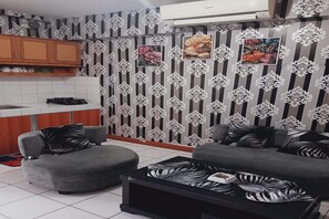 Family Suite | Free WiFi, bed sheets - Capital O 93845 Apartemen Gateway Cicadas By M2 Property  (Bandung)