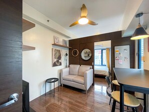 Condo familial, Plusieurs lits, non-fumeur, cuisine | Aire de séjour | Téléviseur connecté de 43 po avec télévision numérique