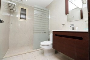 Toalettartikler (inkludert), tøfler, håndklær og toalettpapir